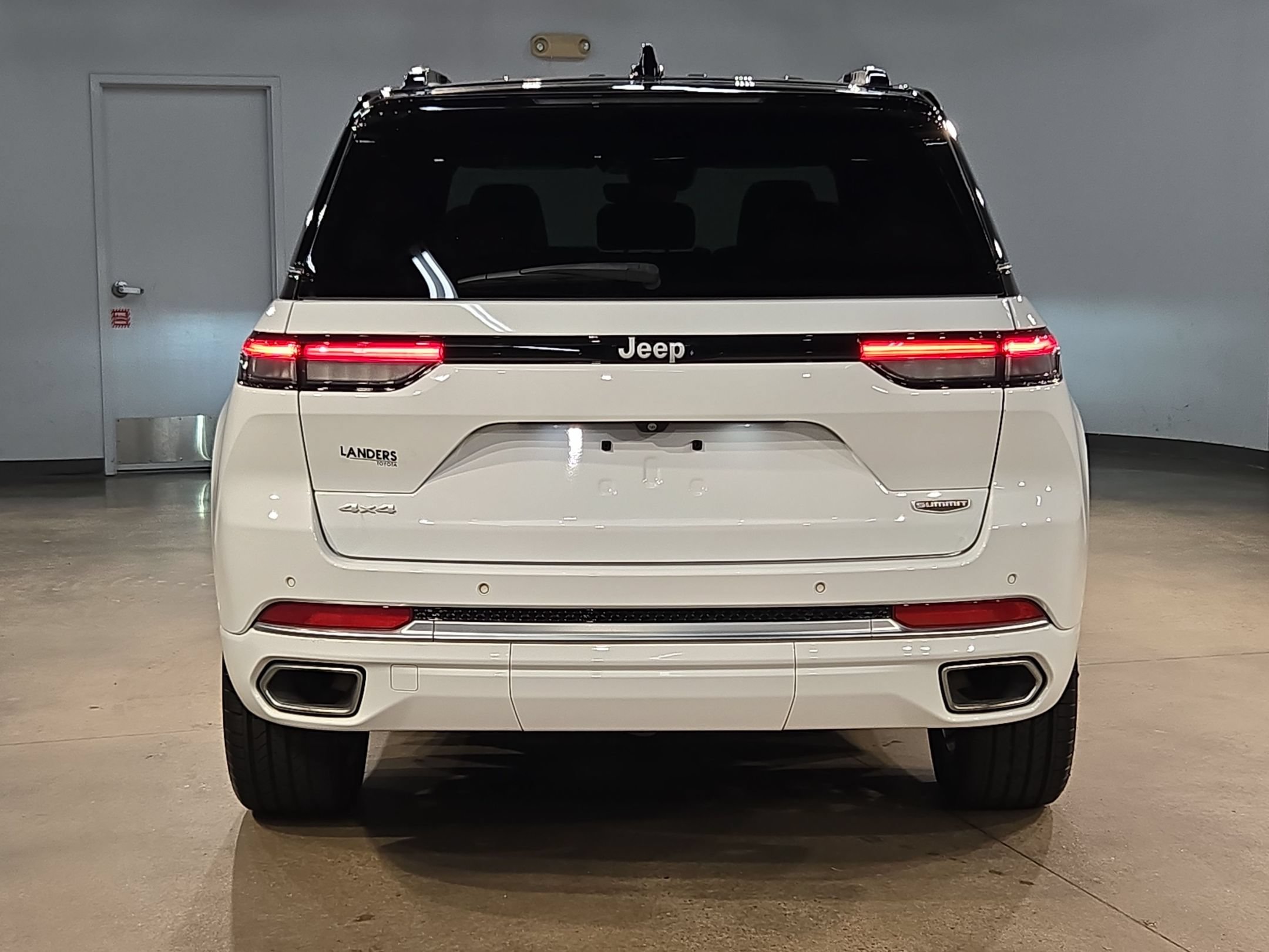 Used 2024 Jeep Grand Cherokee Summit w/ Luxury Tech Group V AWD/4WD image 6