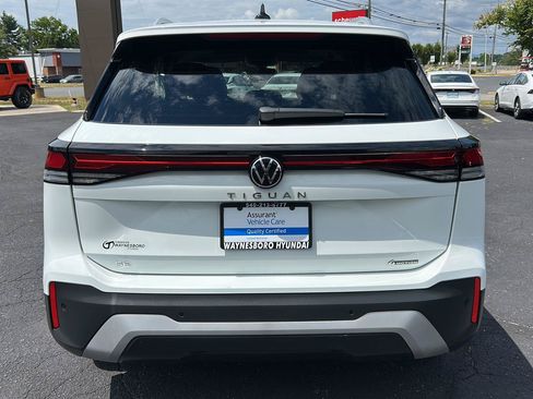 Used 2025 Volkswagen Tiguan SE w/ Panoramic Sunroof Package AWD/4WD image 6