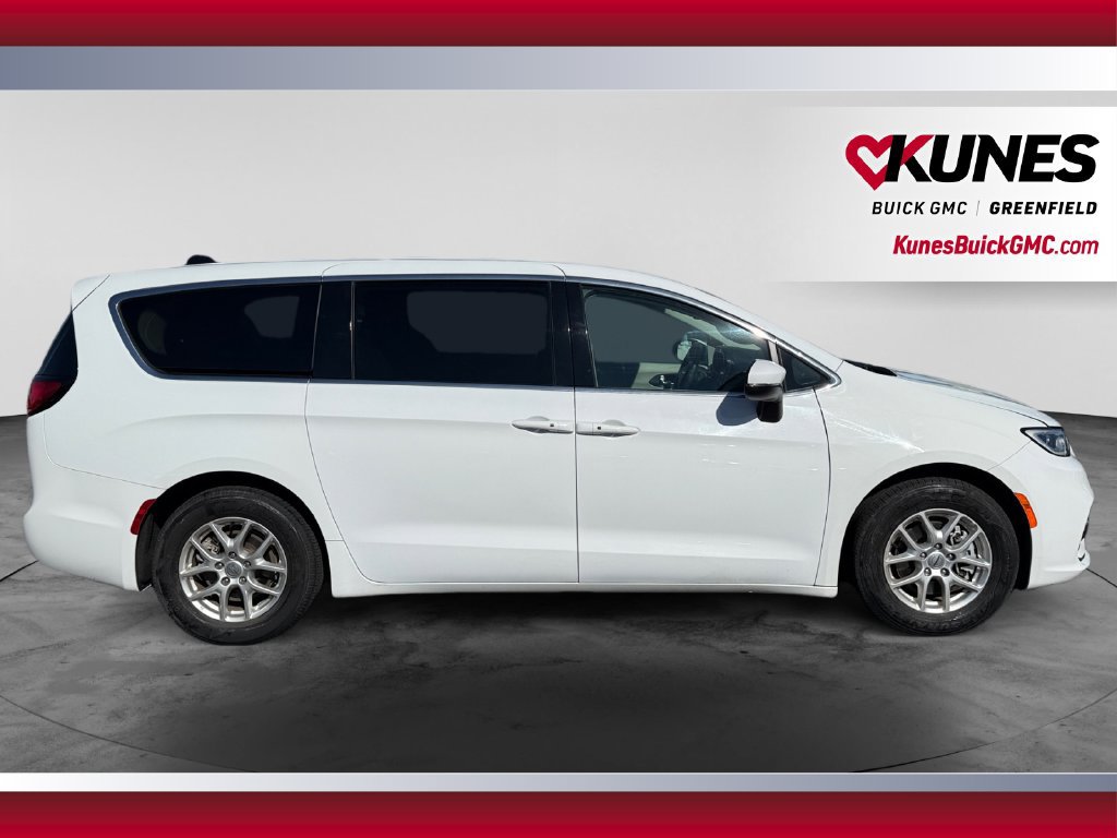 Used 2023 Chrysler Pacifica Touring-L FWD image 12