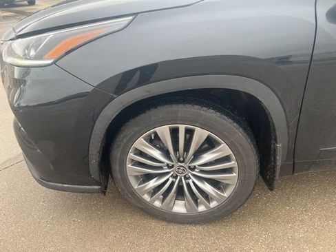 Used 2021 Toyota Highlander Platinum image 2