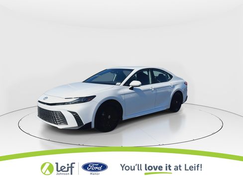 Used 2025 Toyota Camry SE image 4