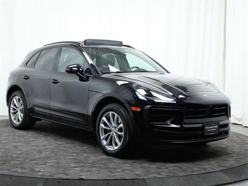 Used 2025 Porsche Macan image 9