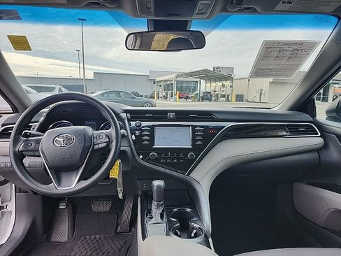 Used 2018 Toyota Camry L image 3