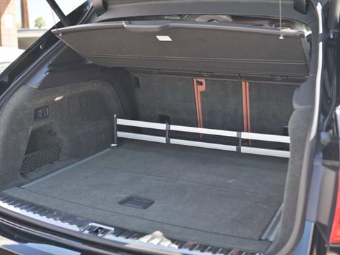 Used 2018 Bentley Bentayga image 11