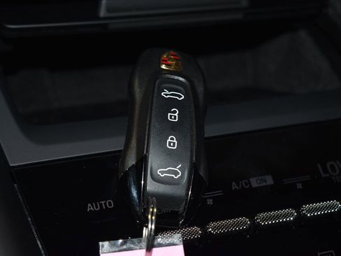 Certified 2025 Porsche Macan Electric image 17