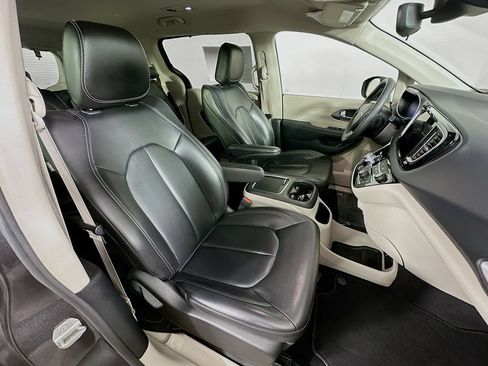 Certified 2023 Chrysler Pacifica Touring-L FWD image 39