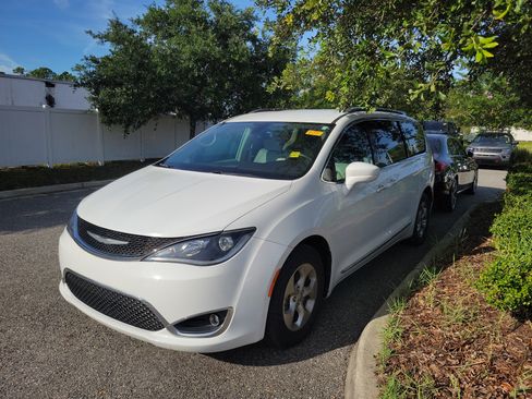 Used 2017 Chrysler Pacifica Touring-L Plus FWD image 1
