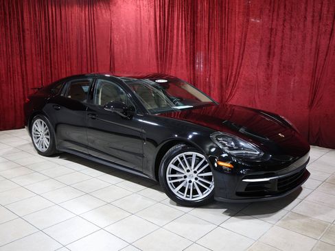 Used 2018 Porsche Panamera RWD image 2
