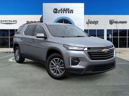 Used 2023 Chevrolet Traverse LT FWD image 2