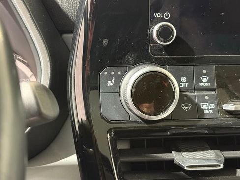 Used 2023 Toyota Highlander XLE AWD/4WD image 31