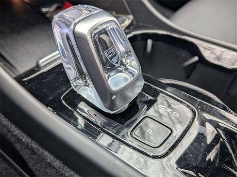 Certified 2024 Volvo XC40 B5 Ultimate w/ Climate Package image 18