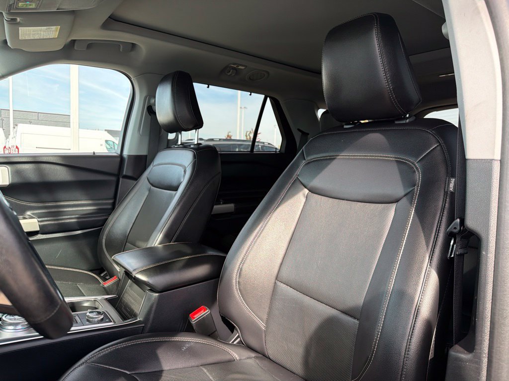 Used 2021 Ford Explorer Limited w/ Equipment Group 301A AWD/4WD image 13