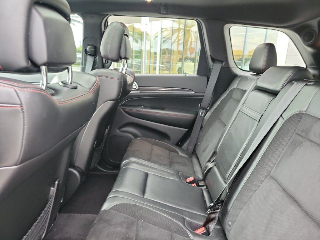 Used 2017 Jeep Grand Cherokee Trailhawk w/ Trailhawk Luxury Group AWD/4WD image 16
