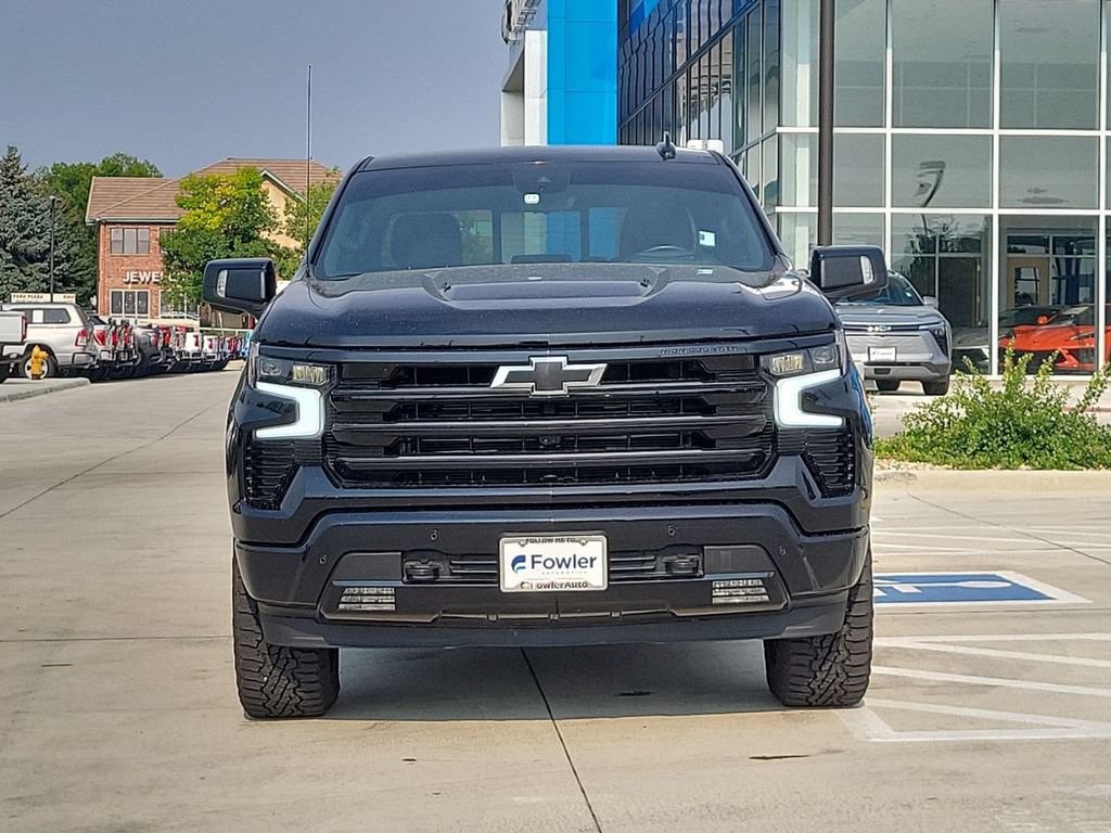 Used 2024 Chevrolet Silverado 1500 High Country w/ Midnight Edition AWD/4WD image 3