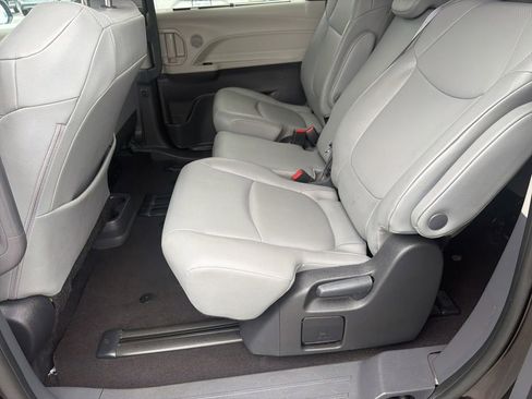 Used 2024 Toyota Sienna XLE FWD image 13