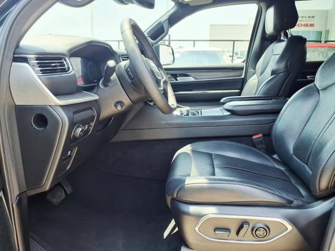 Used 2024 Jeep Wagoneer Series II w/ Flexible Seating Group RWD image 8
