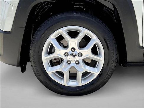 Used 2018 Jeep Renegade Latitude w/ Safety & Security Group FWD image 10