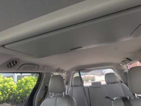 Used 2013 Toyota Sienna XLE w/ Entertainment Pkg FWD image 3