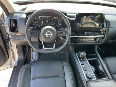 Used 2025 Nissan Pathfinder SL image 25