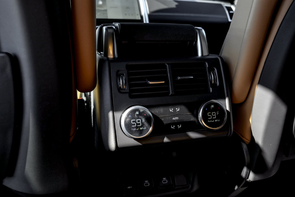 New 2026 Land Rover Discovery Limited Edition AWD/4WD image 17
