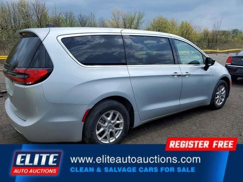 Used 2024 Chrysler Pacifica Touring-L FWD image 5
