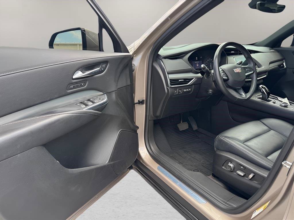 Used 2023 Cadillac XT4 Premium Luxury w/ Technology Package FWD image 16