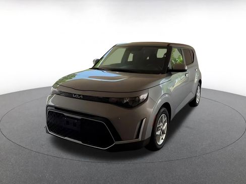 Used 2025 Kia Soul LX w/ LX Technology Package FWD image 4
