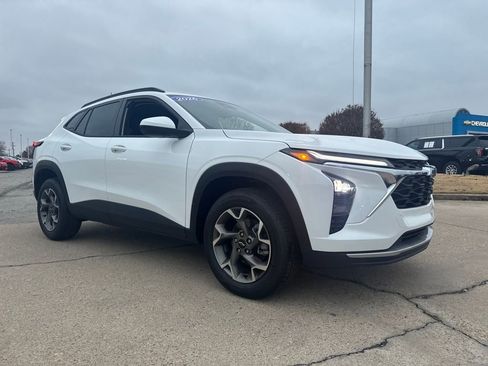 New 2026 Chevrolet Trax LT w/ LPO, Blackout Package image 9