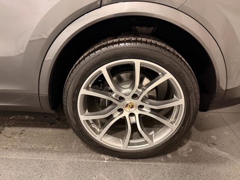 Used 2023 Porsche Cayenne Coupe image 11