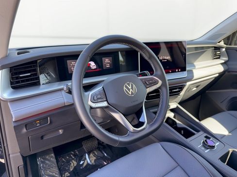 Used 2026 Volkswagen Tiguan SE AWD/4WD image 4