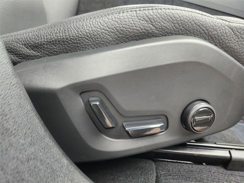 Used 2025 Volvo XC60 B5 Plus image 19