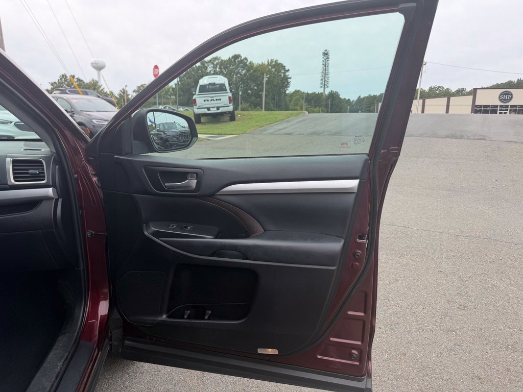 Used 2019 Toyota Highlander XLE FWD image 30