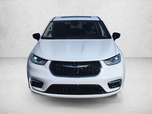 Used 2024 Chrysler Pacifica Limited image 2