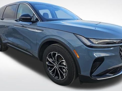 Used 2025 Lincoln Nautilus Premier image 4