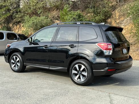 Used 2017 Subaru Forester 2.5i Premium w/ All-Weather Package AWD/4WD image 5