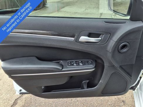 Used 2017 Chrysler 300 Touring w/ Value Package image 13