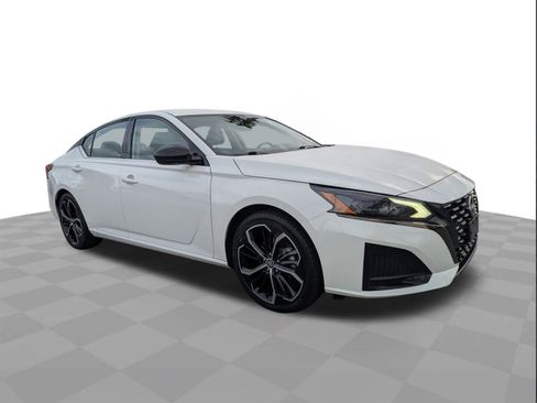 Used 2023 Nissan Altima 2.5 SR image 2