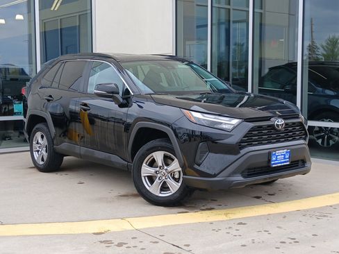 Used 2025 Toyota RAV4 XLE AWD/4WD image 2