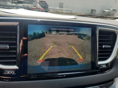 Used 2024 Chrysler Pacifica Touring-L FWD image 16