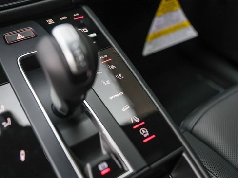 Certified 2025 Porsche Macan Turbo image 19