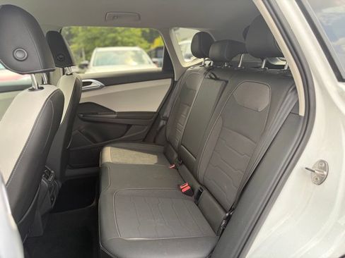 Used 2025 Volkswagen Taos SE AWD/4WD image 9