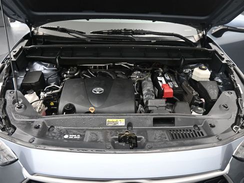 Used 2021 Toyota Highlander XLE AWD/4WD image 14
