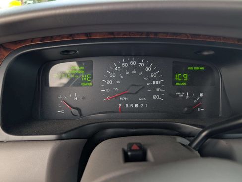 Used 1998 Lincoln Town Car Executive image 23