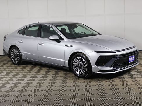 Used 2025 Hyundai Sonata SEL FWD image 2