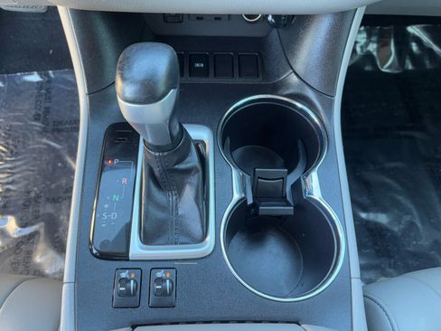 Certified 2019 Toyota Highlander FWD V6 image 28