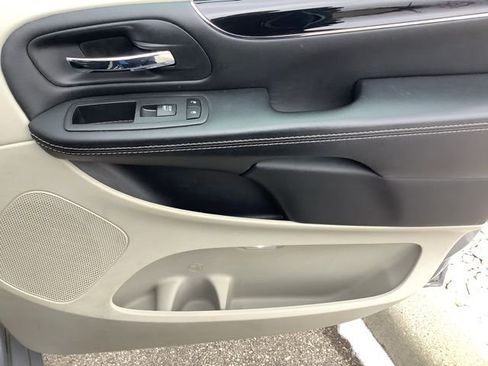 Used 2018 Dodge Grand Caravan SXT image 22
