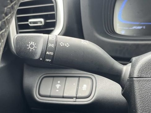 Certified 2025 Hyundai Venue SEL FWD image 29