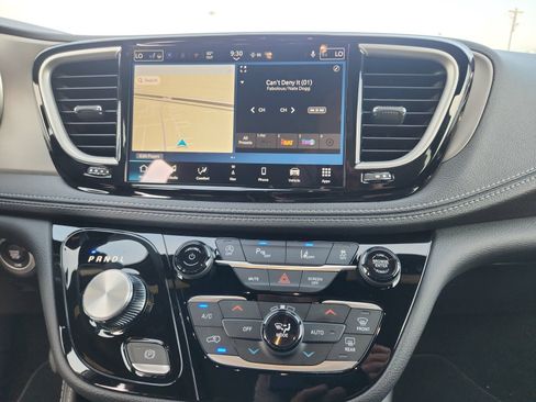 New 2027 Chrysler Pacifica Limited FWD image 14