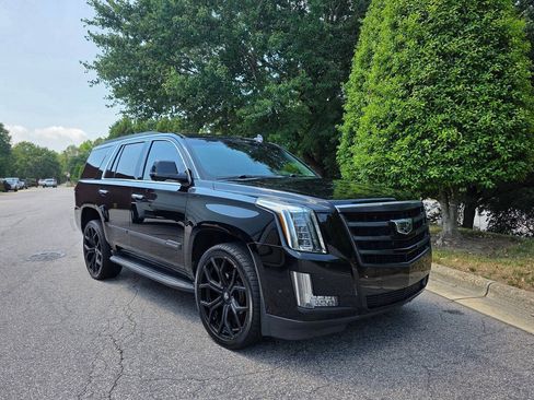 Used 2018 Cadillac Escalade Luxury AWD/4WD image 7