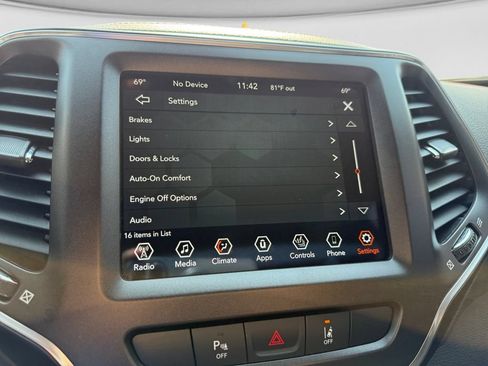 Used 2021 Jeep Cherokee Trailhawk w/ Comfort/Convenience Group AWD/4WD image 37